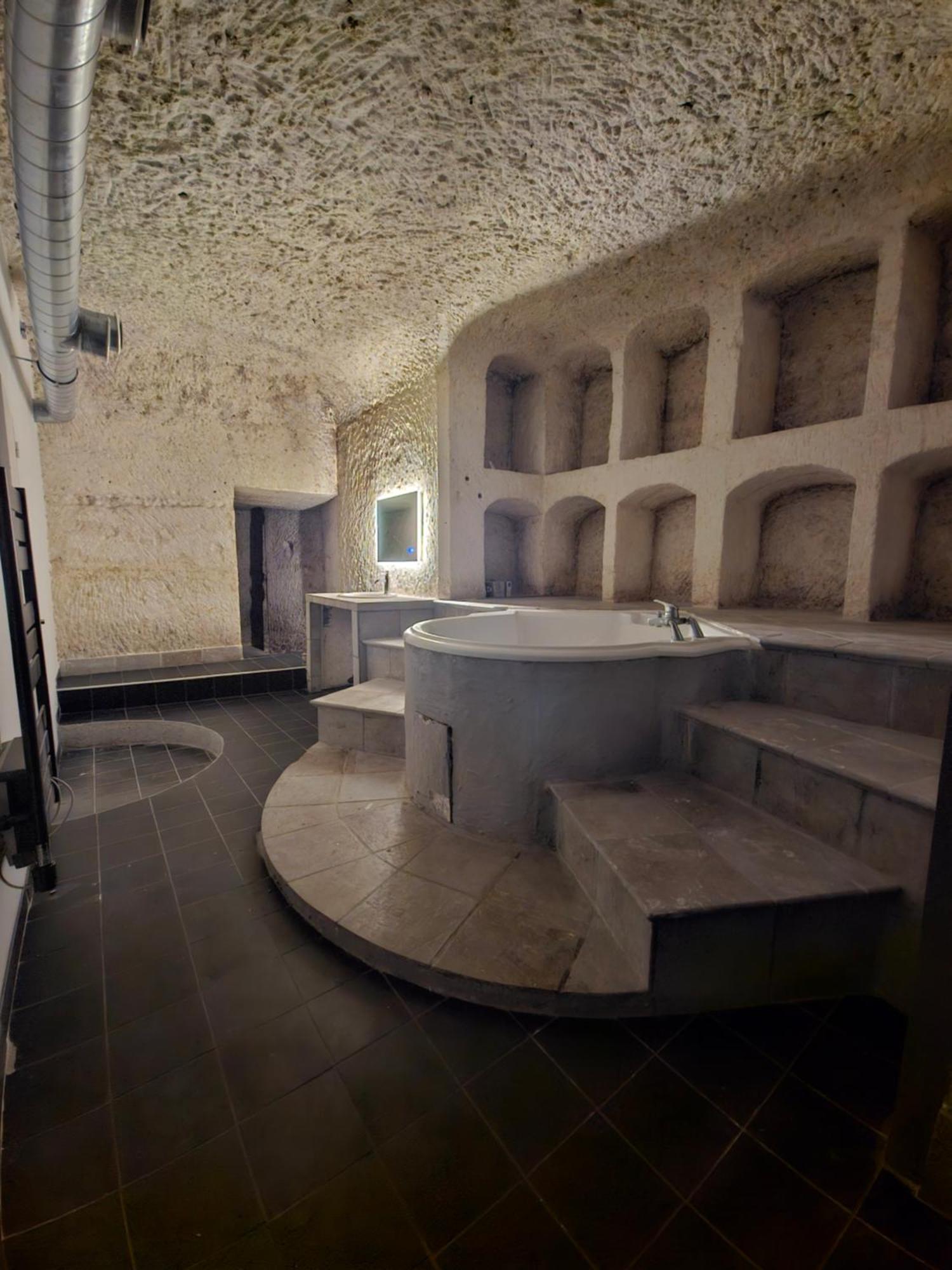 Troglodyte Baths Apartment Saint-Étienne-de-Chigny Exterior photo